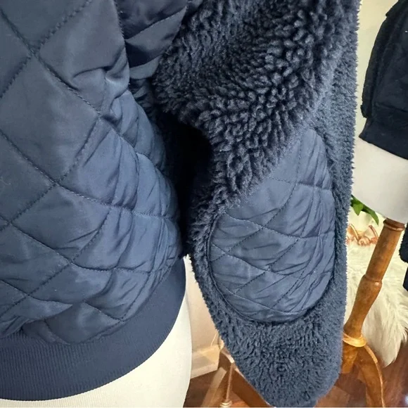 ✨Limited Edition✨ Alo Sherpa Edge Bomber in navy - Picture 10 of 14